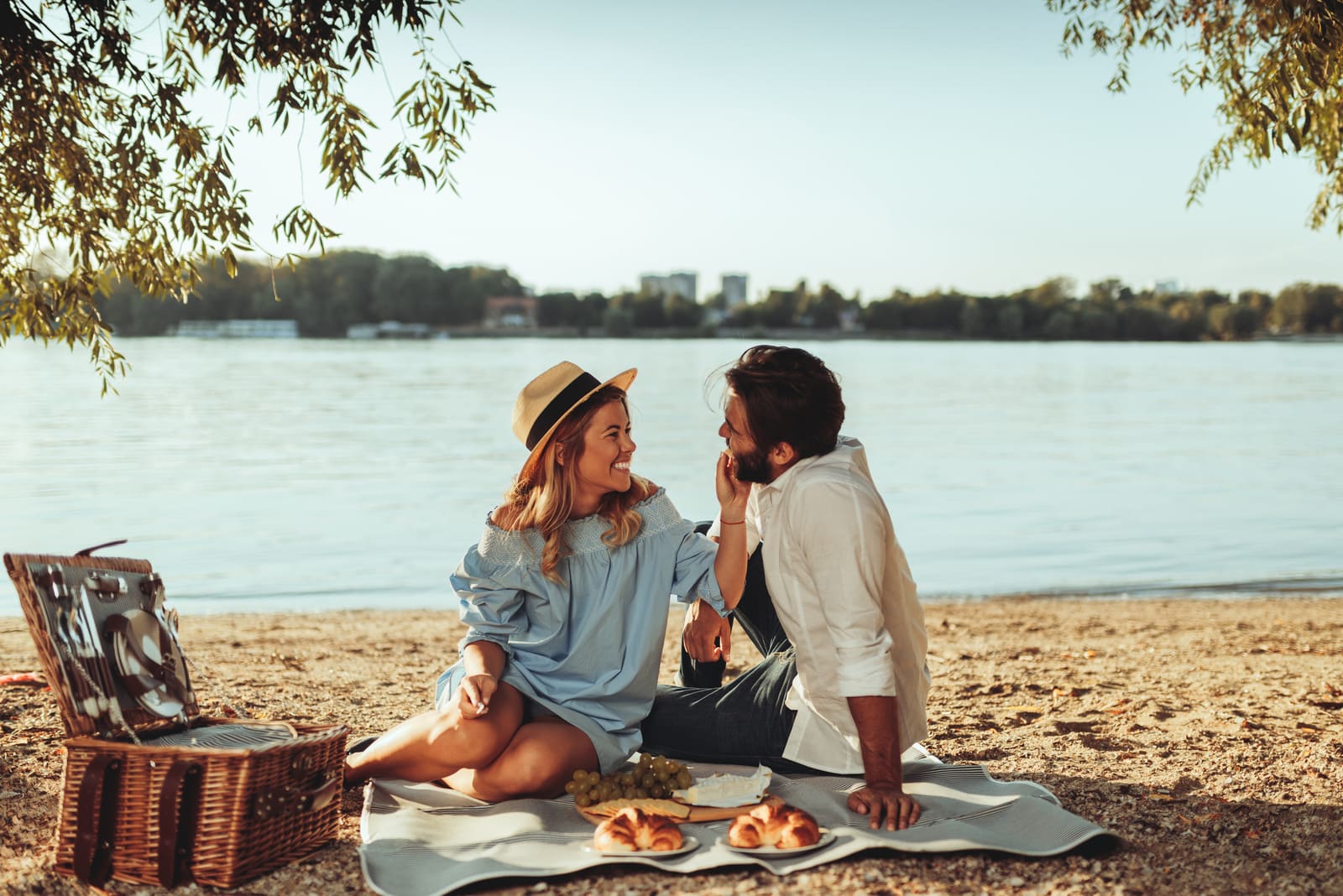 casal feliz e amoroso num piquenique na praia