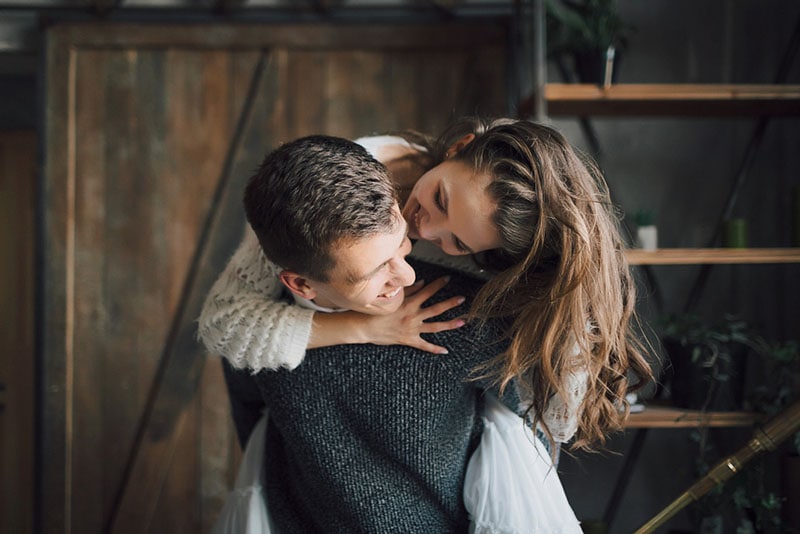 mujer feliz abrazando a un hombre