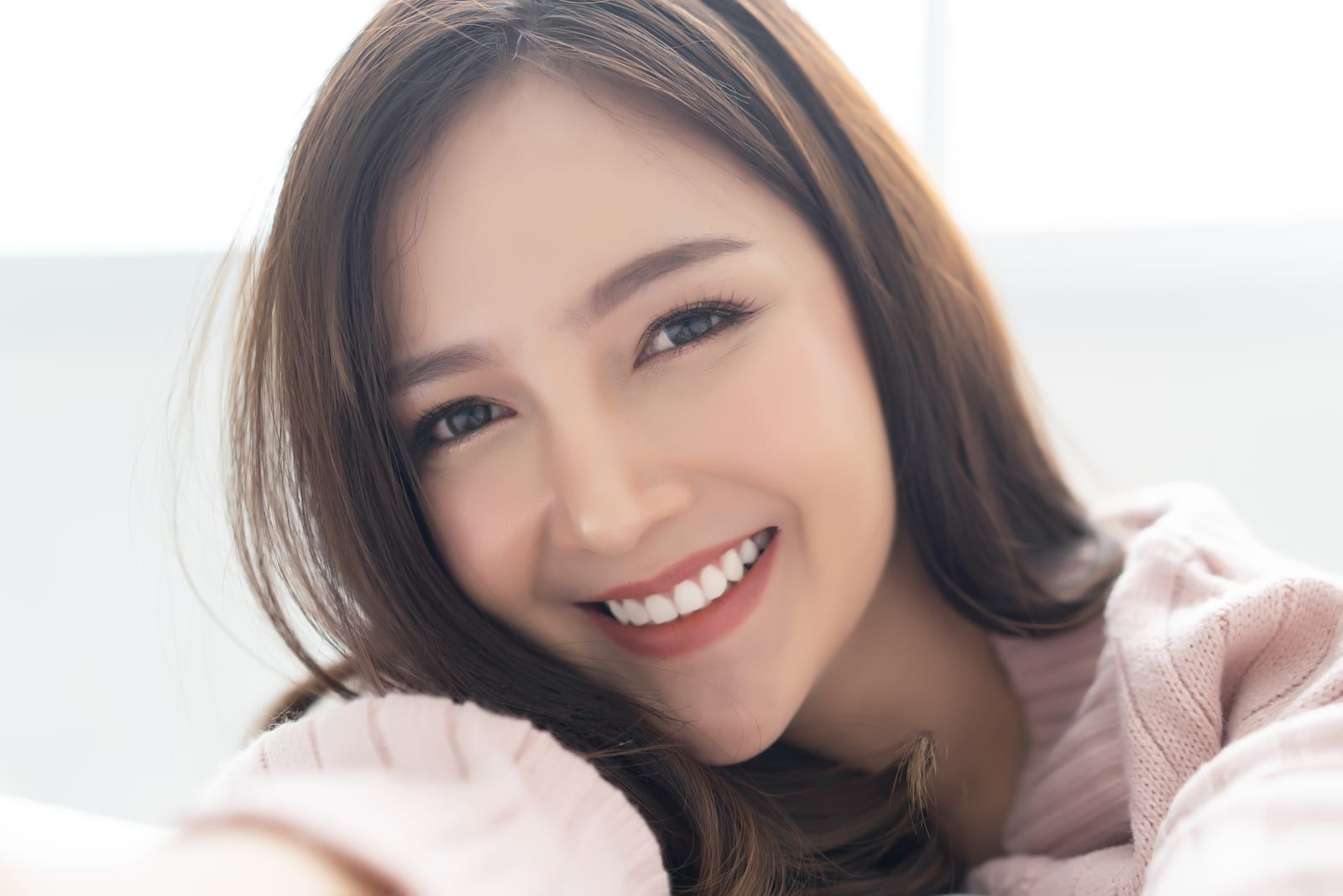 ritratto di una bella donna asiatica sorridente