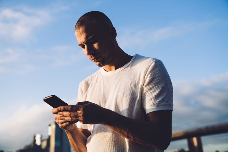 homem sério a enviar mensagens de texto