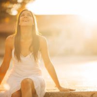 mujer feliz con vestido blanco