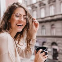 mujer feliz en el balcón