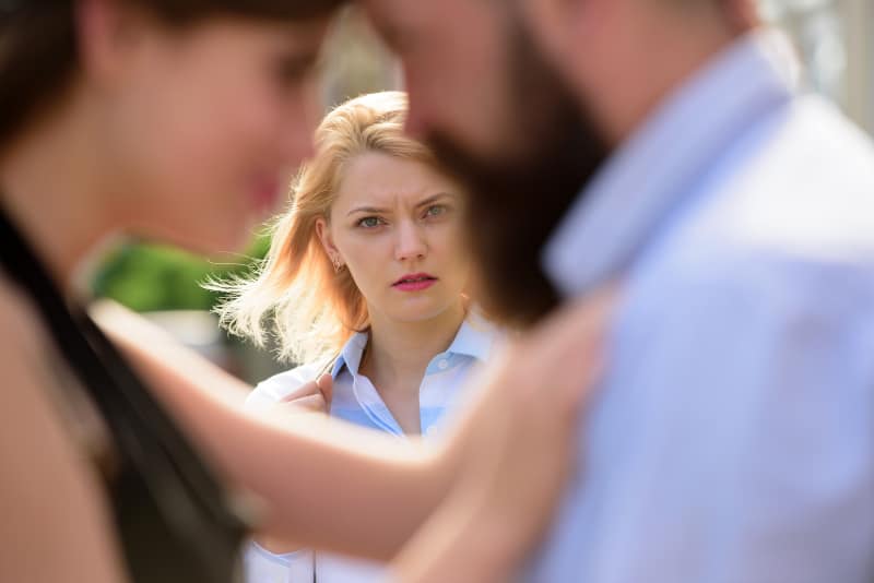 homem a fazer ciúmes à mulher