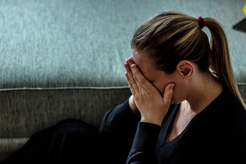 Giovane donna affetta da depressione con esaurimento nervoso. Giovane donna depressa in lacrime - vittima.