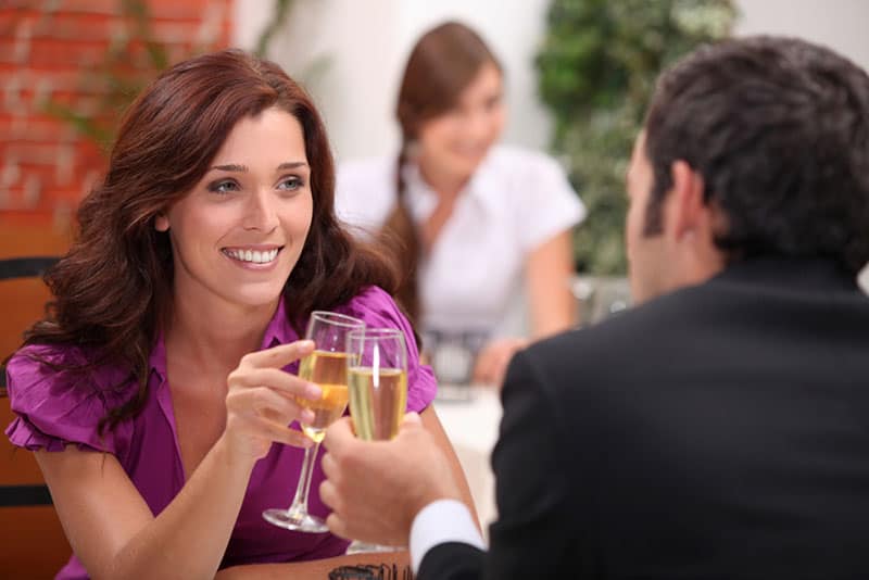 Pareja joven saliendo en el restaurante