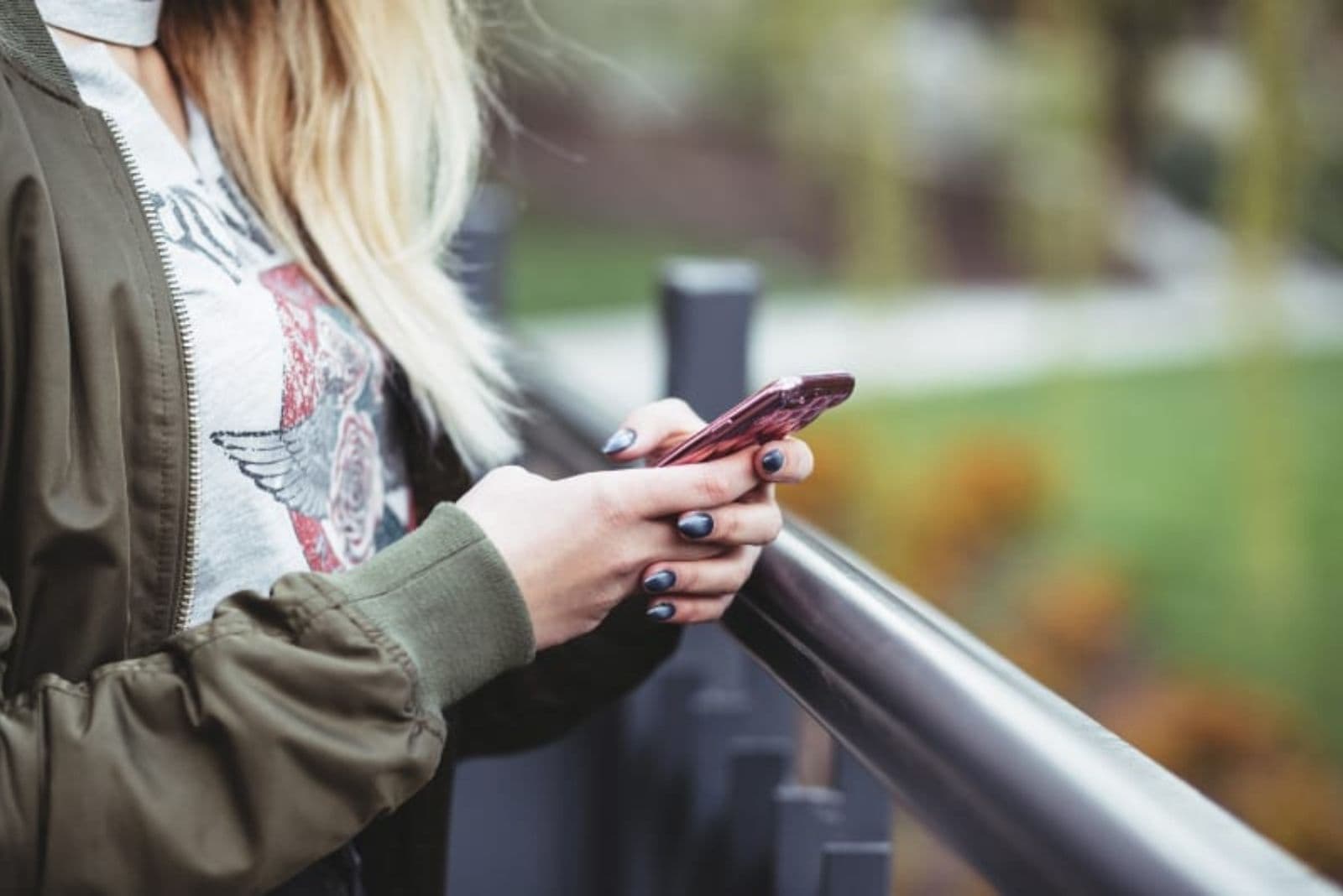 tasto donna sul telefono