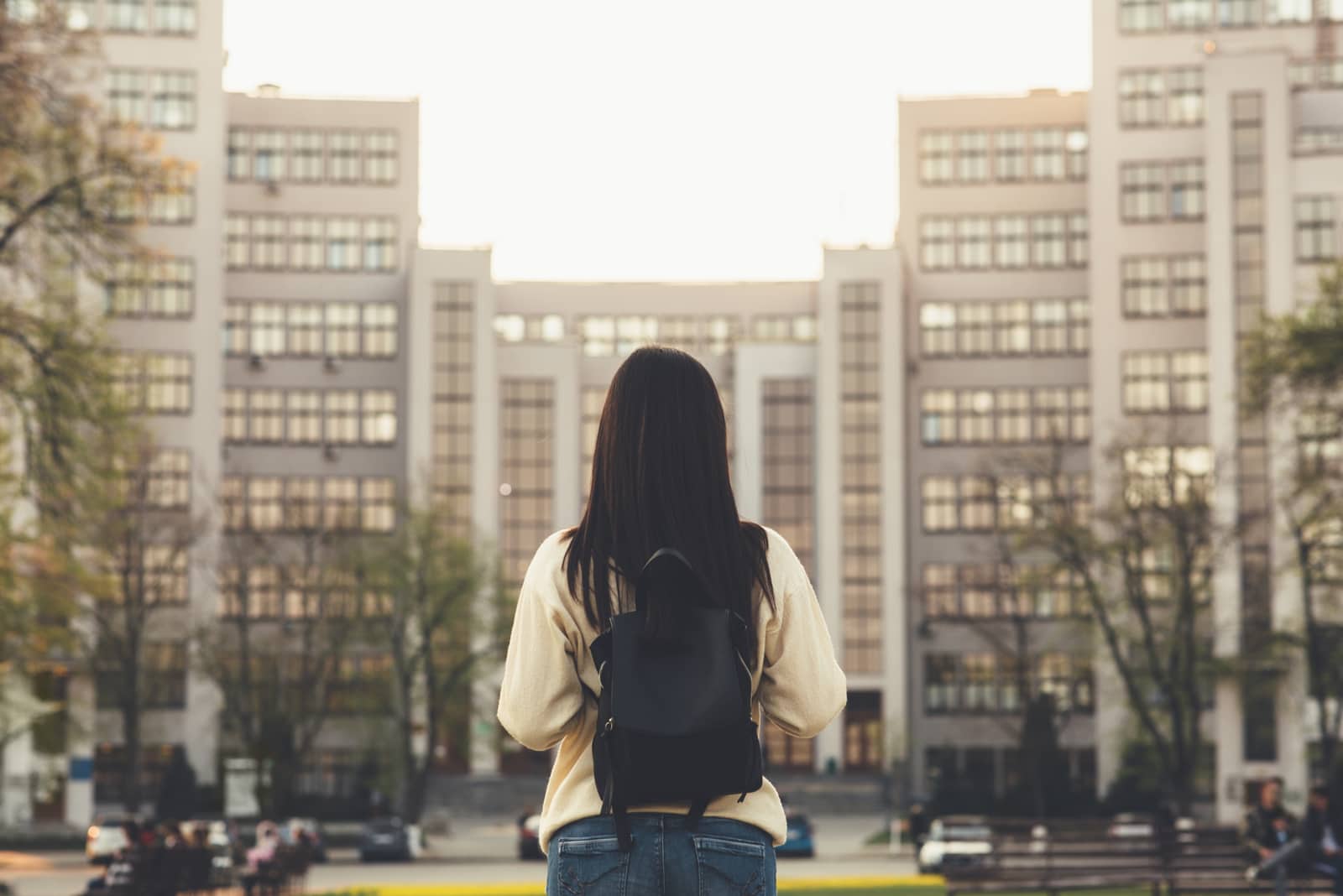 mulher com mochila às costas