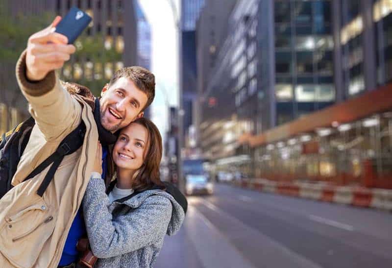 giovane coppia che si scatta un selfie delle proprie smorfie