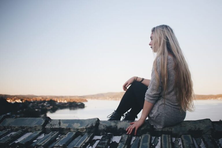 ragazza sola vicino al lago