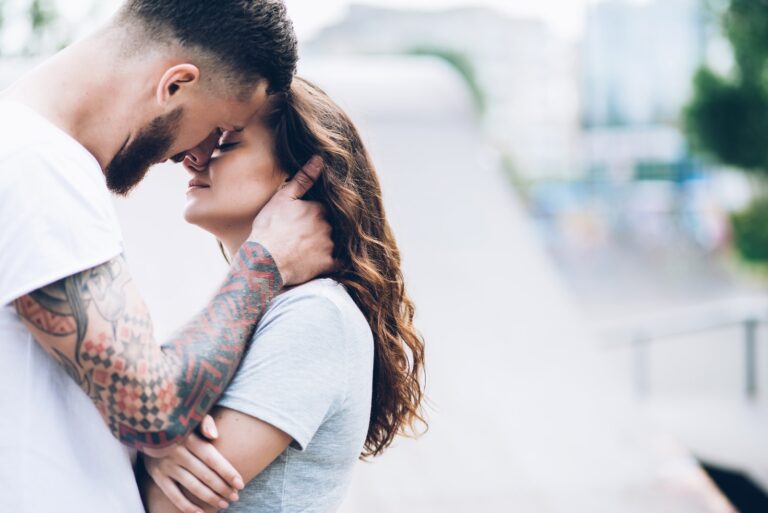 pareja besándose en la calle