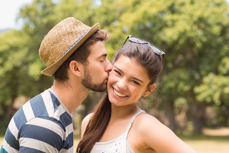 Casal giro no parque num dia de sol