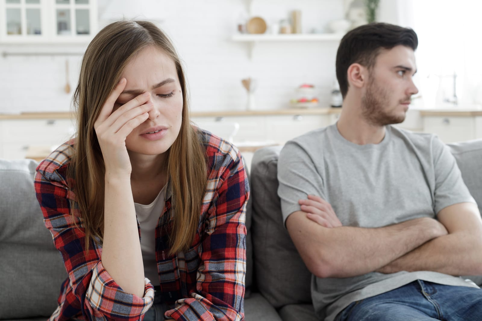 Rapariga deprimida e rapaz indiferente com problemas na vida pessoal