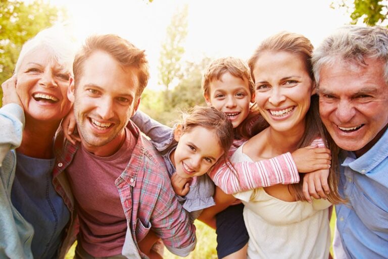famiglia felice in posa
