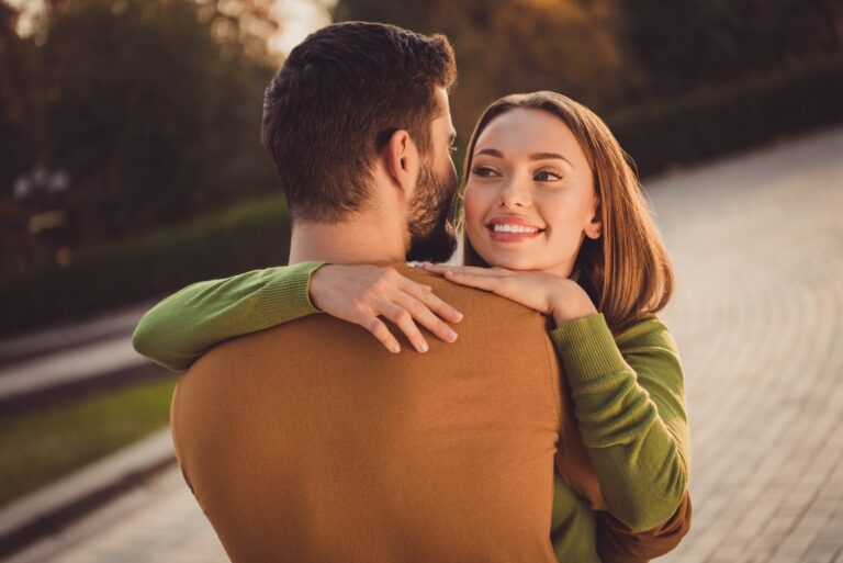 pareja cariñosa chica abraza a su novio