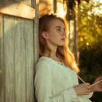 mujer triste de pie al aire libre