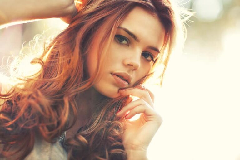 mulher bonita e atraente a posar