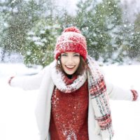 una donna sorridente si gode la neve