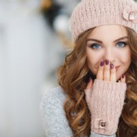 ritratto di una bella bruna con un cappello invernale