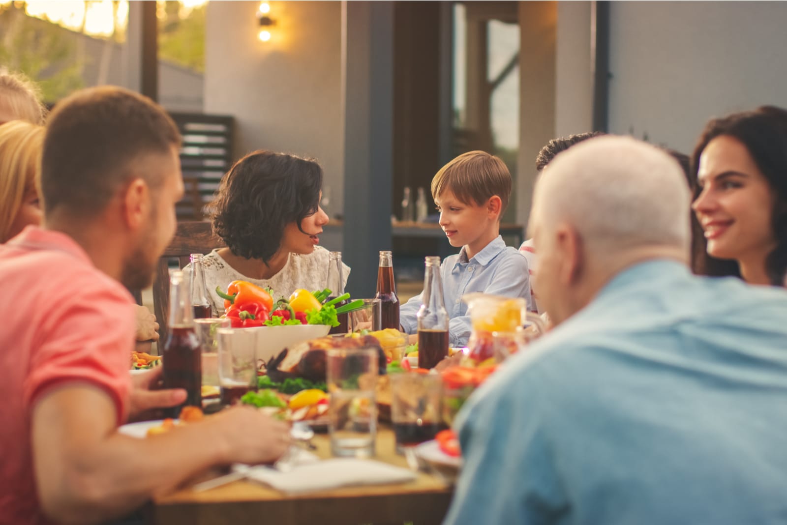 uma grande família a almoçar no jardim