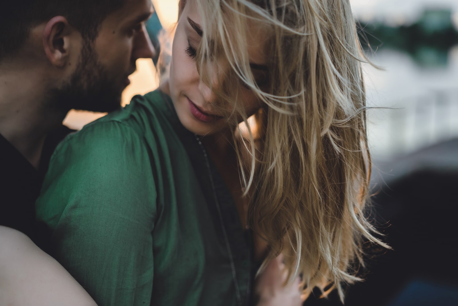 una pareja de enamorados abrazándose al aire libre