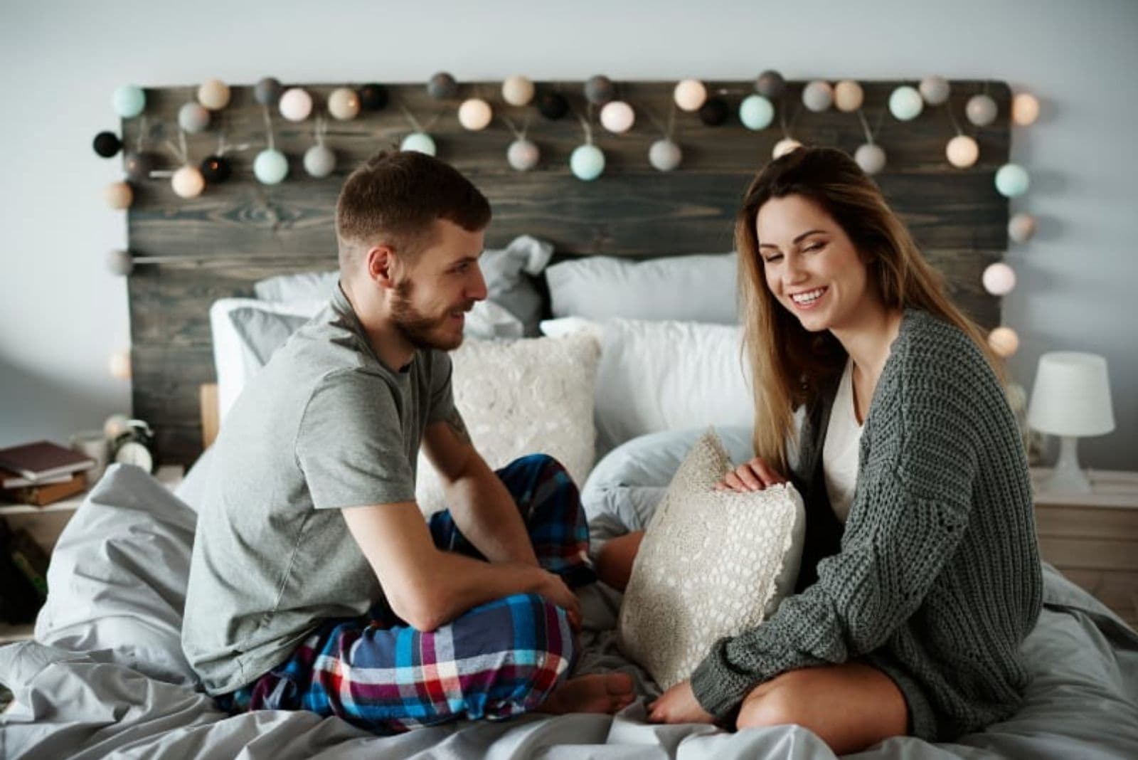 casal a divertir-se no quarto