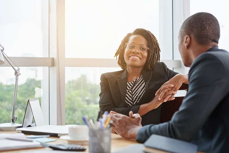 colegas de trabalho a falar no escritório