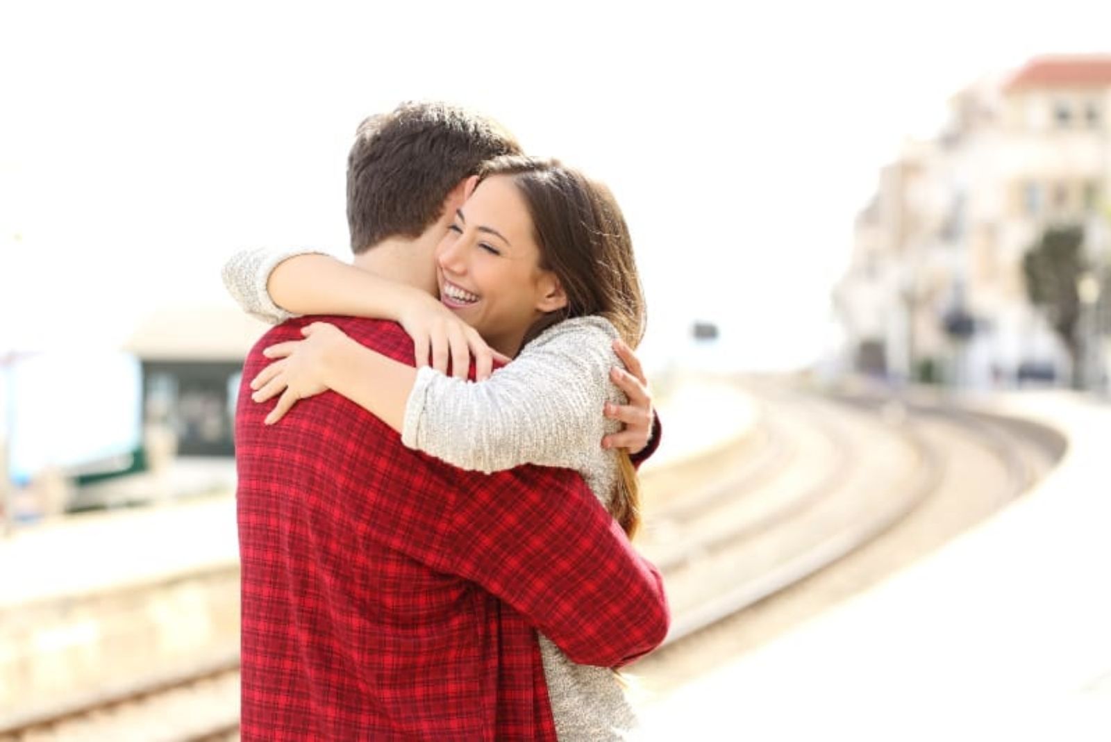 feliz pareja abrazada