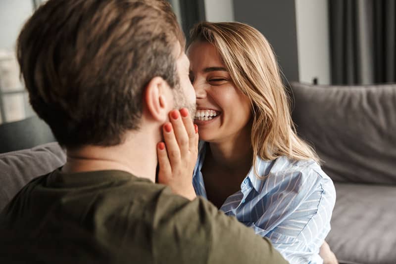 mulher feliz homem com cócegas