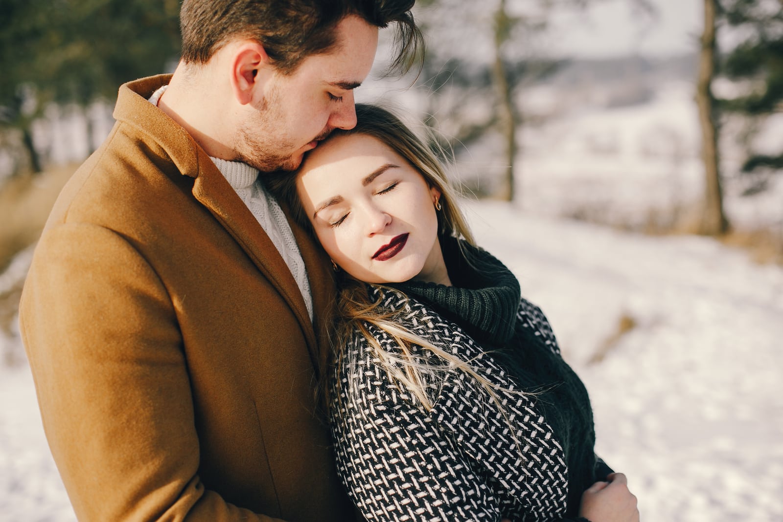 giovane coppia felice nel parco in inverno