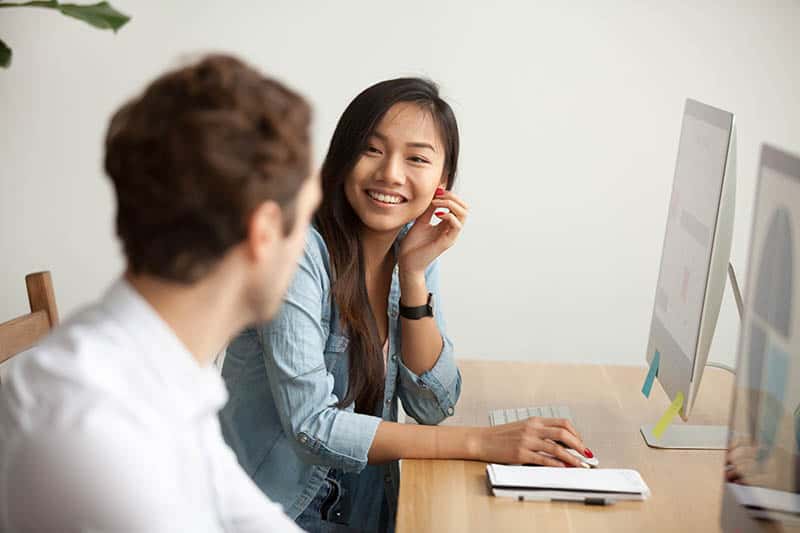 hombre y mujer hablando en la oficina