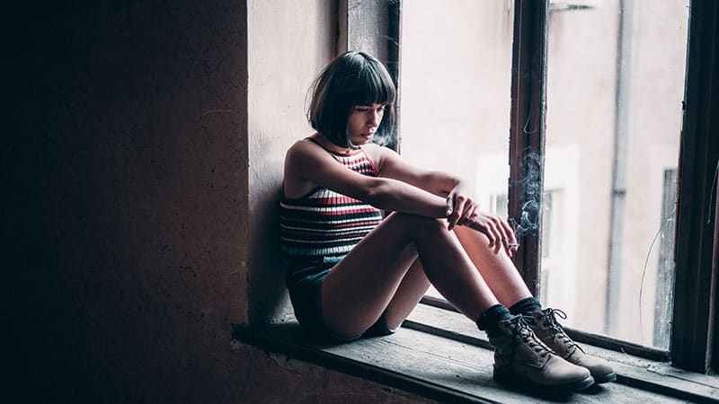 mujer junto a la ventana