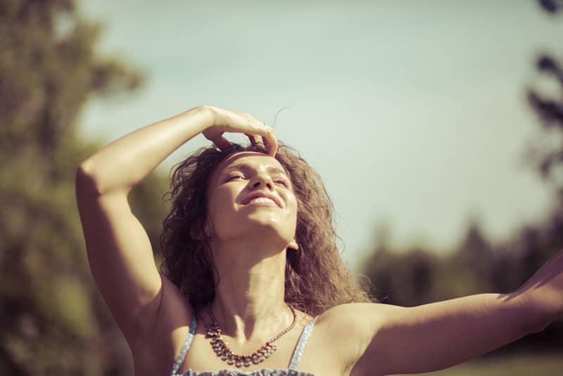 Há tantas razões bonitas para ser feliz. A mulher na natureza.