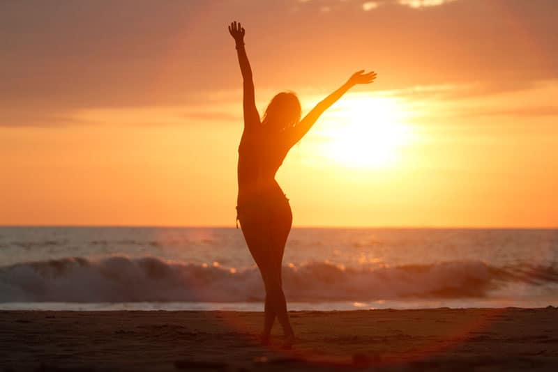 woman with a positive attitude in front of the sea