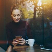 mujer enviando mensajes de texto