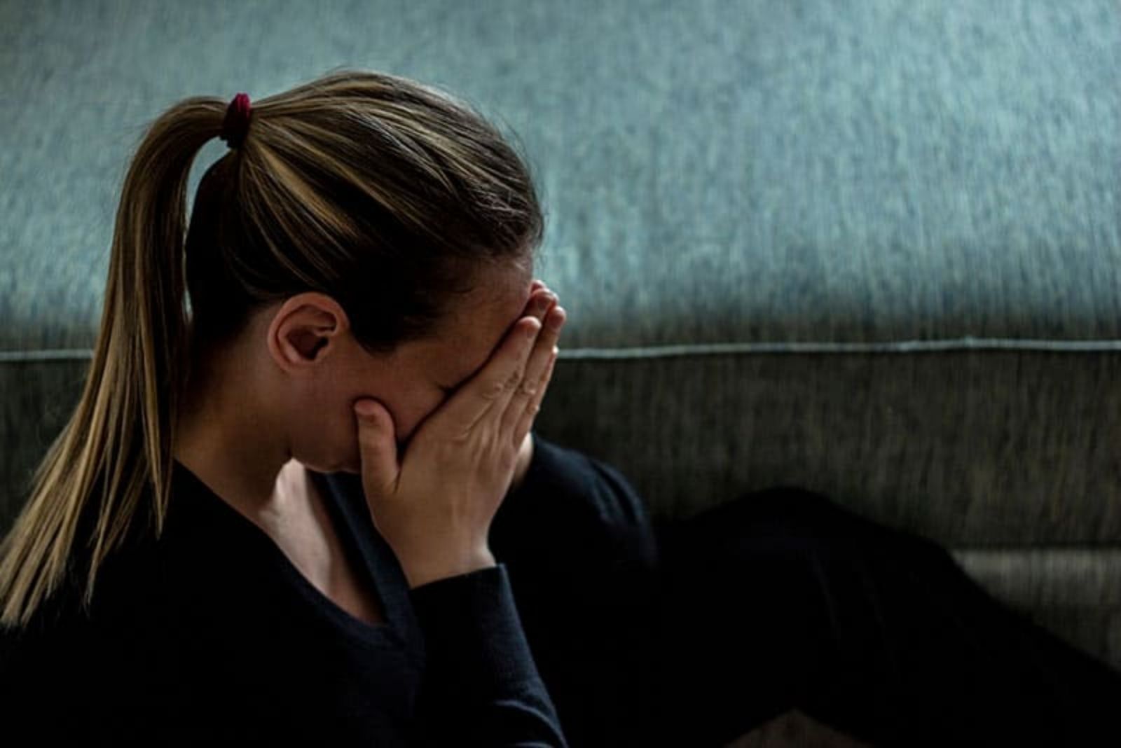 mujer llorando en casa