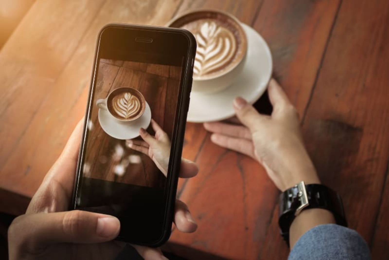 mulher a tirar uma fotografia de um café