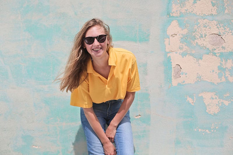 mujer feliz sonriendo