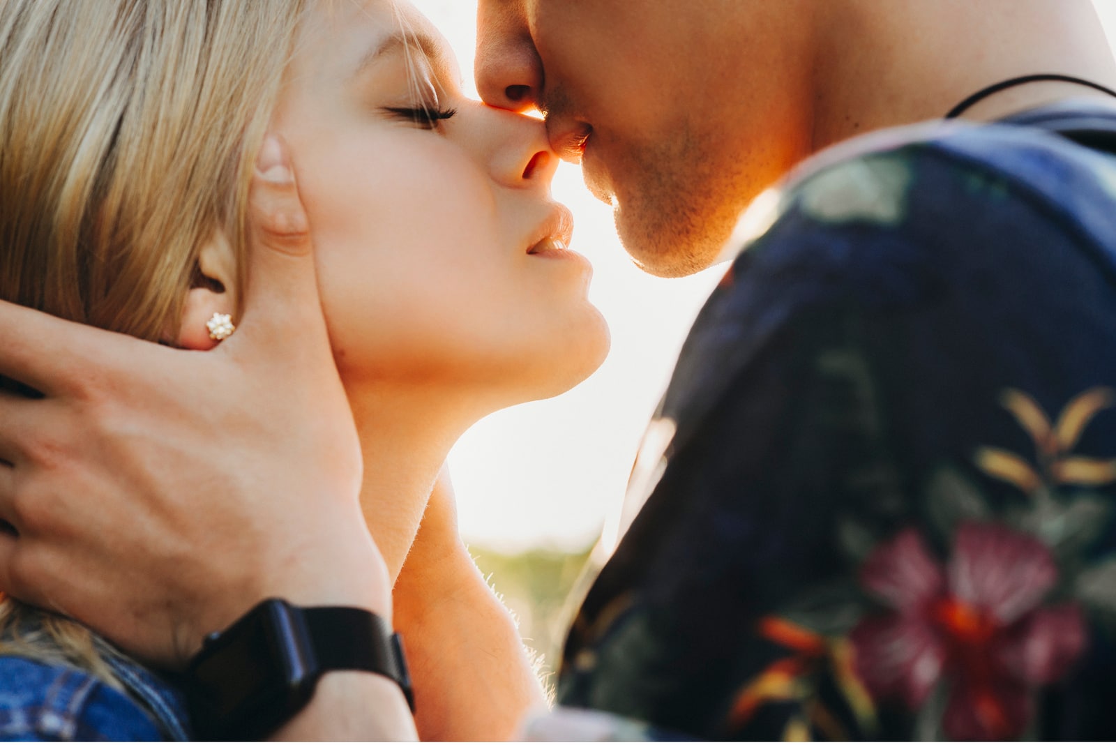 joven pareja besándose