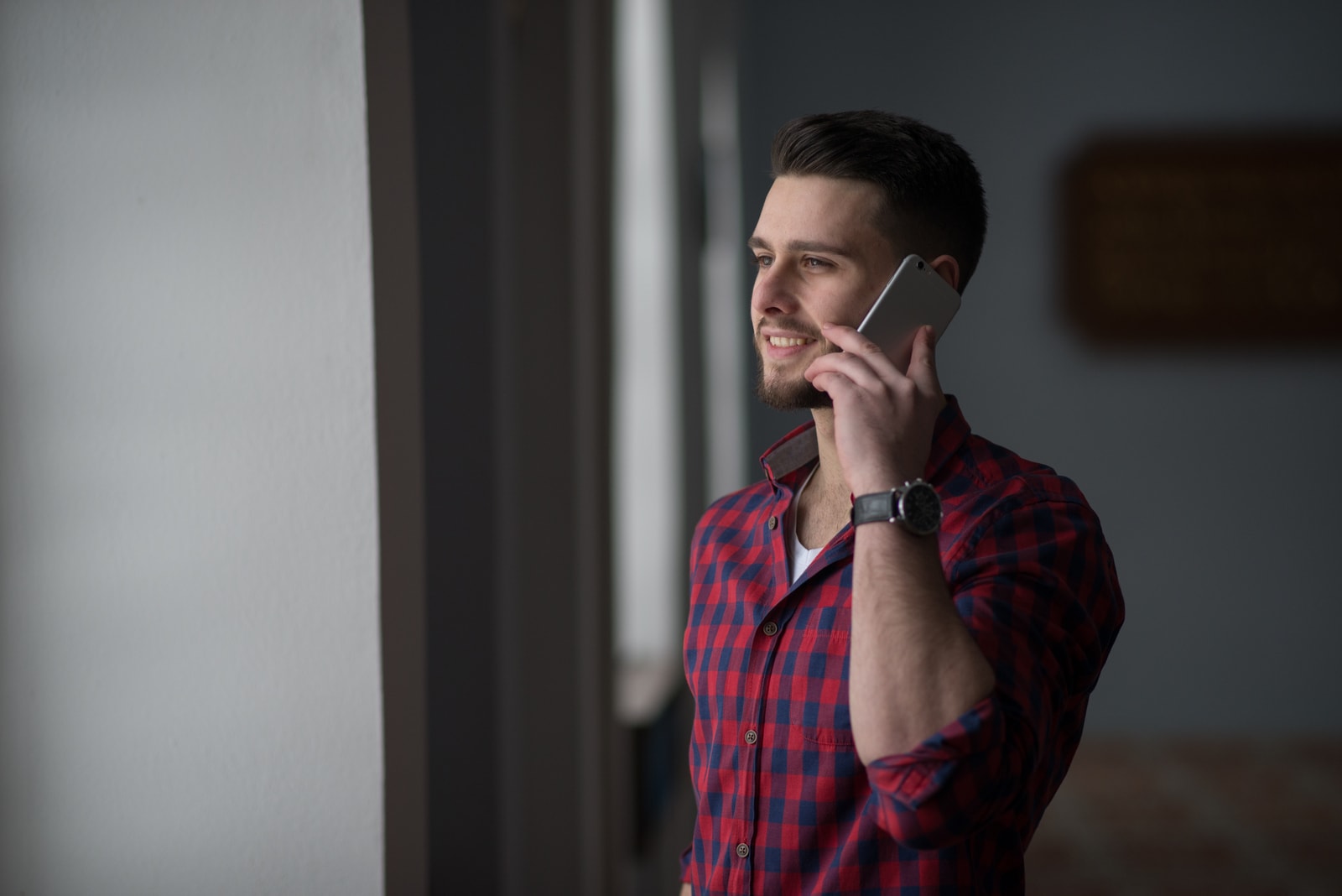 jovem a falar ao telefone