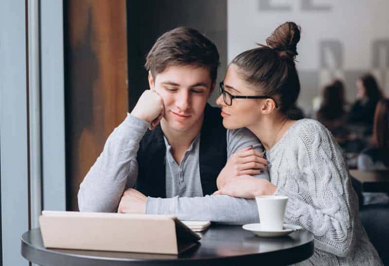 Un ragazzo e una ragazza durante un incontro di lavoro in un caffè