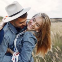 hermosa pareja de pie en el campo