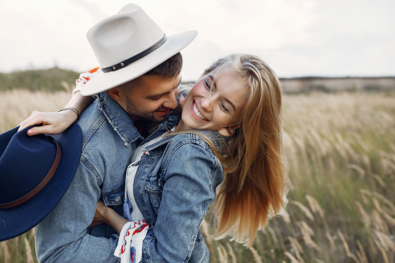 belo casal no campo