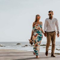 coppia felice che cammina sulla spiaggia