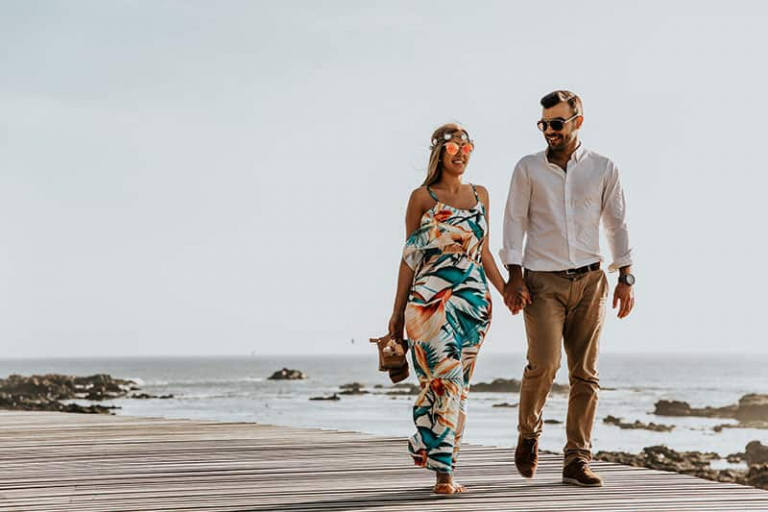 pareja feliz paseando por la playa