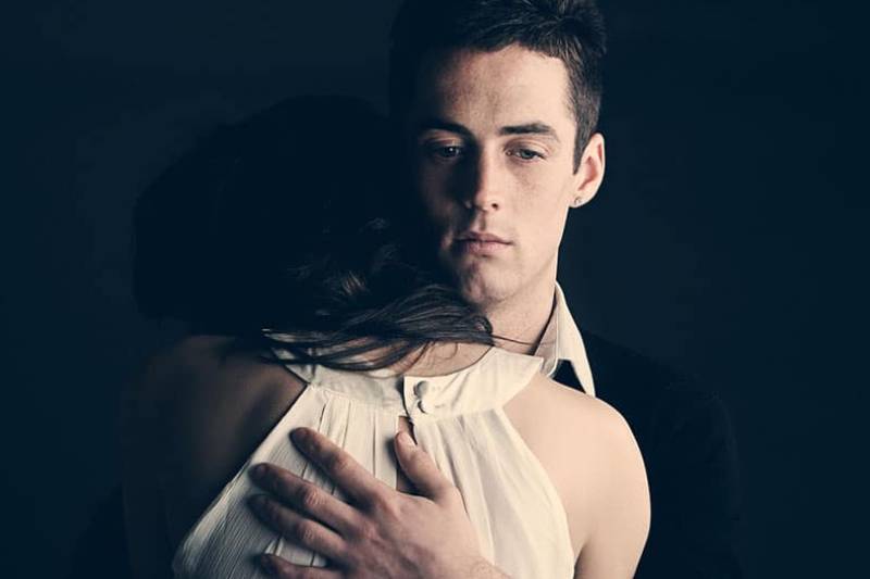 Un'immagine potente di una giovane coppia che si abbraccia