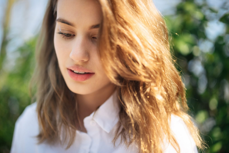 una hermosa joven con una camisa blanca