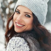 ritratto invernale di una bella brunetta sorridente