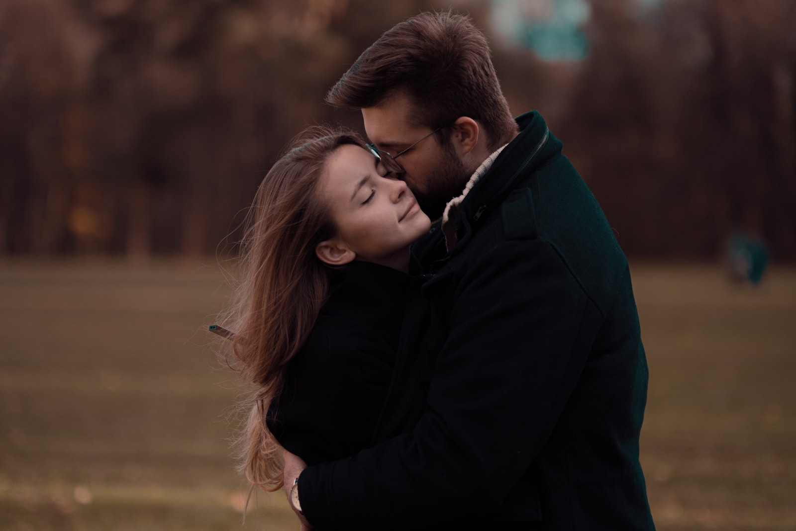 um casal amoroso a beijar-se na natureza