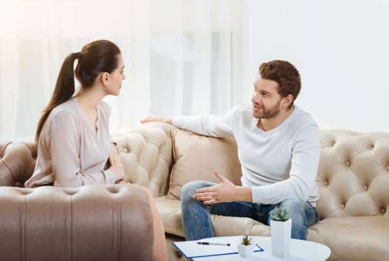 pareja hablando en casa