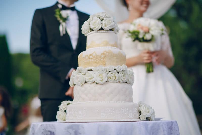 Il fidanzato e la sposa davanti alla torta nuziale